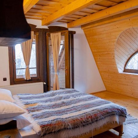 Conacul Drahneilor Hotel Ruscova Bagian luar foto