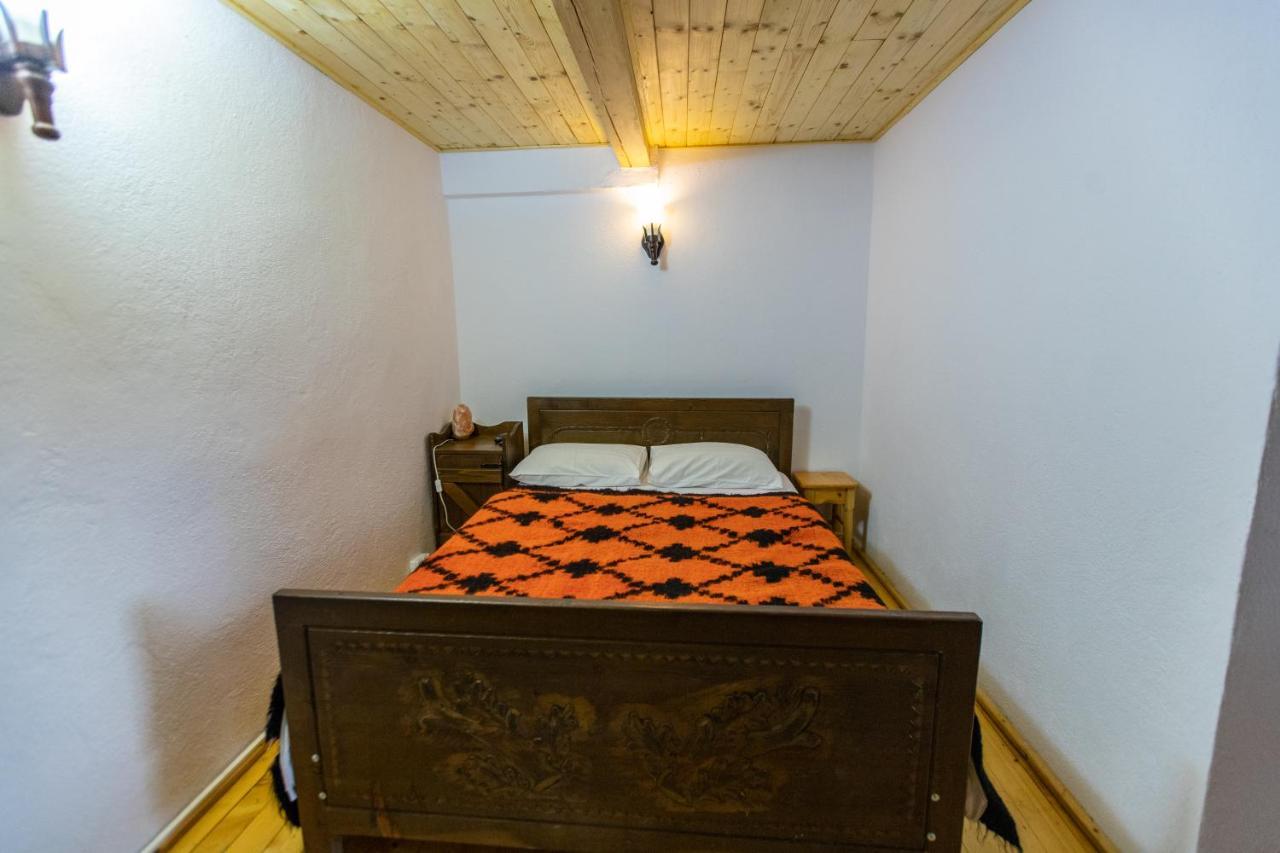 Conacul Drahneilor Hotel Ruscova Bagian luar foto