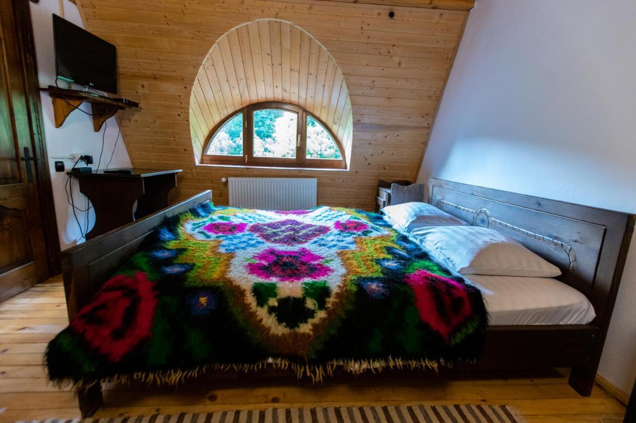 Conacul Drahneilor Hotel Ruscova Bagian luar foto