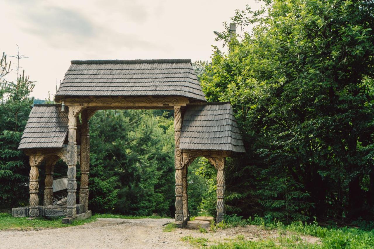 Conacul Drahneilor Hotel Ruscova Bagian luar foto