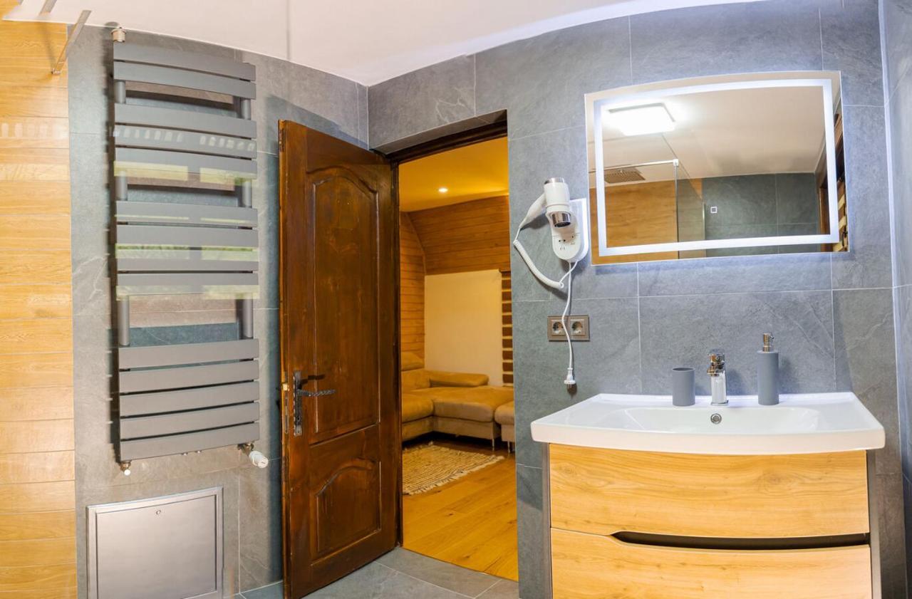 Conacul Drahneilor Hotel Ruscova Bagian luar foto