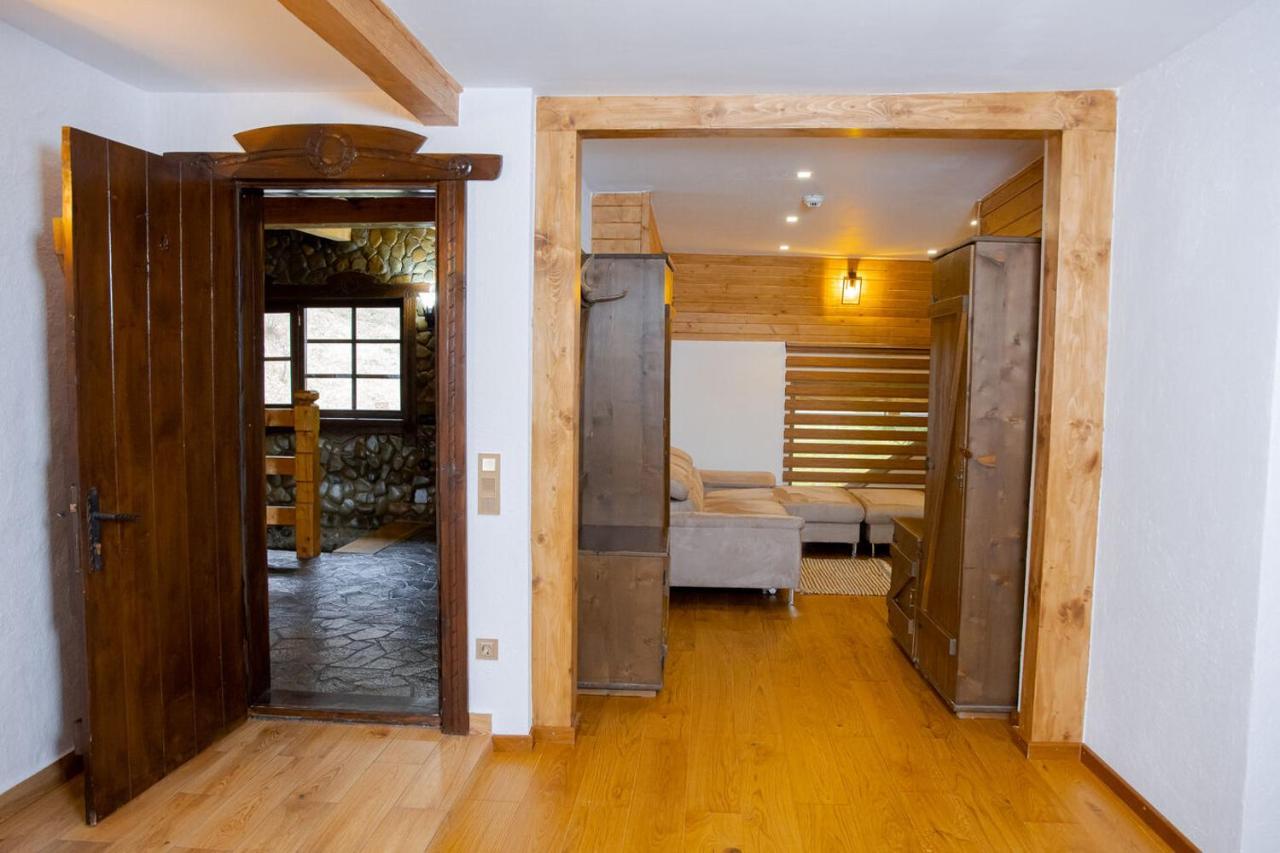Conacul Drahneilor Hotel Ruscova Bagian luar foto