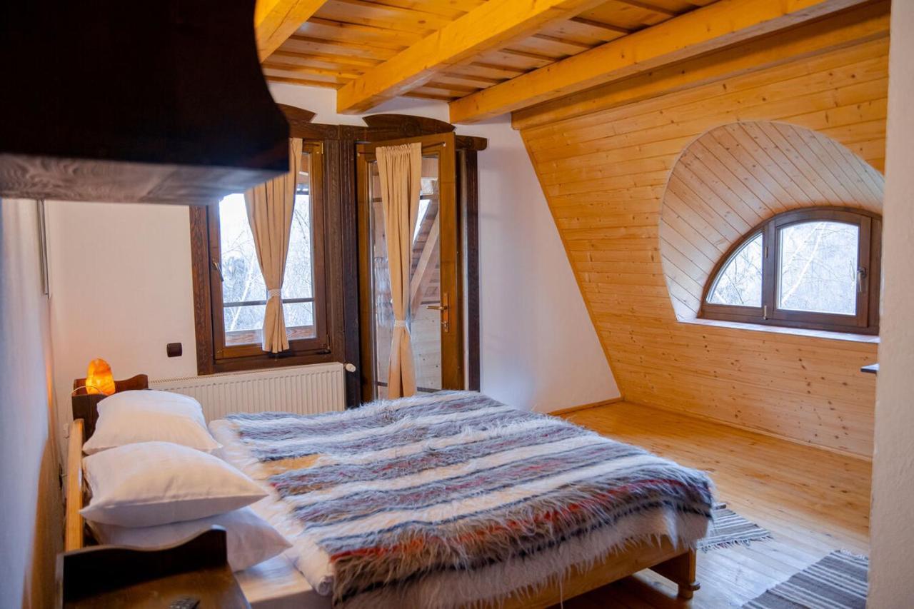Conacul Drahneilor Hotel Ruscova Bagian luar foto