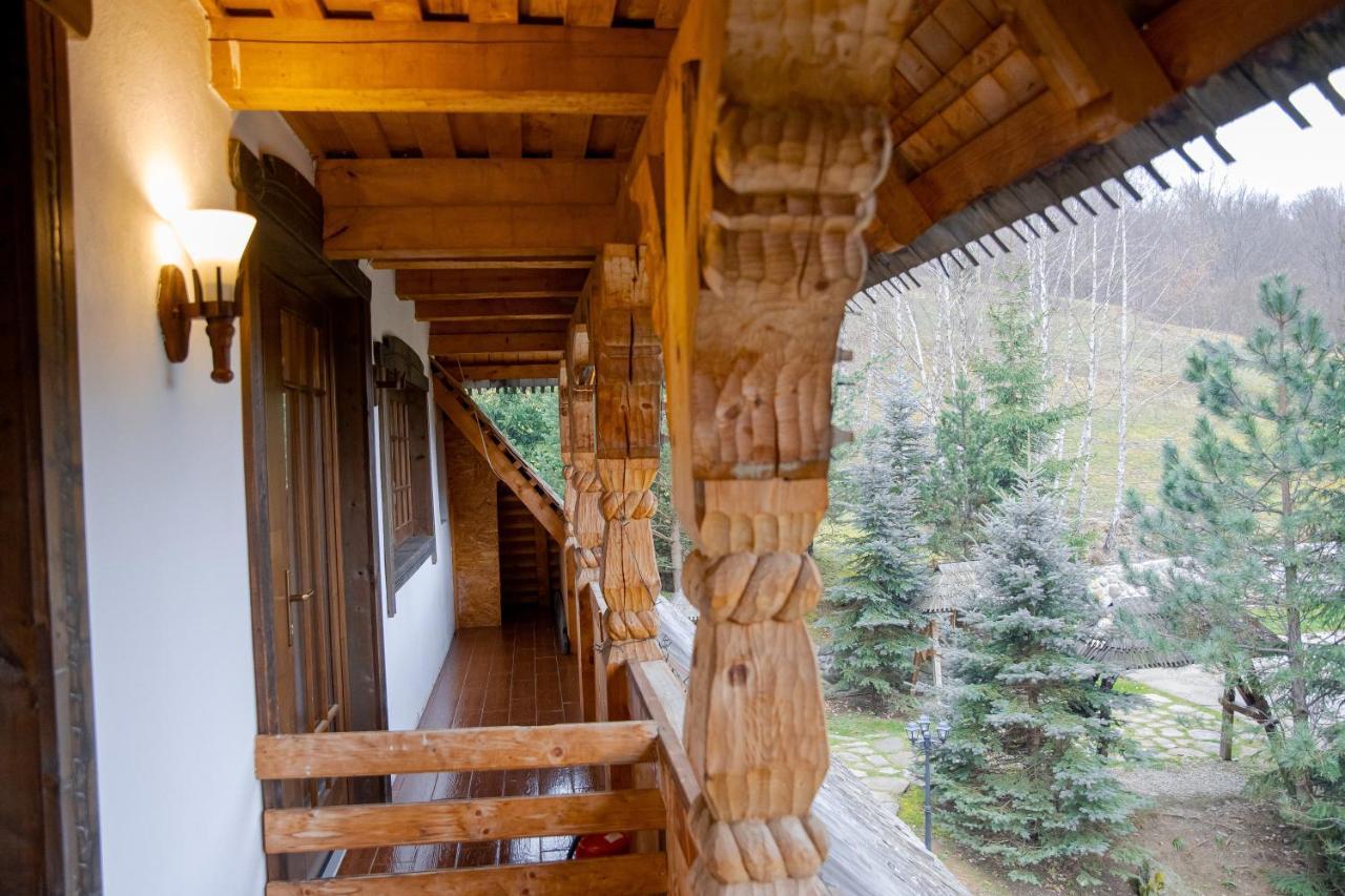 Conacul Drahneilor Hotel Ruscova Bagian luar foto
