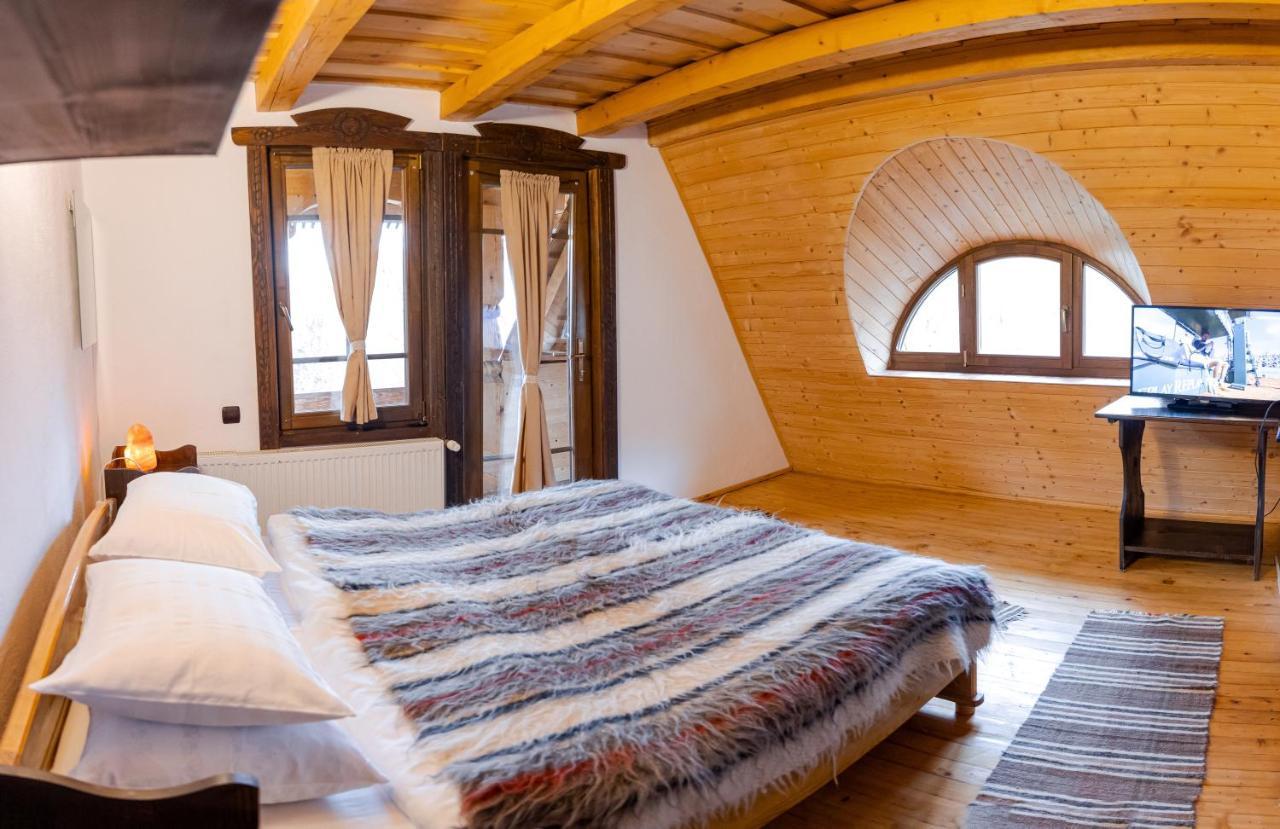 Conacul Drahneilor Hotel Ruscova Bagian luar foto