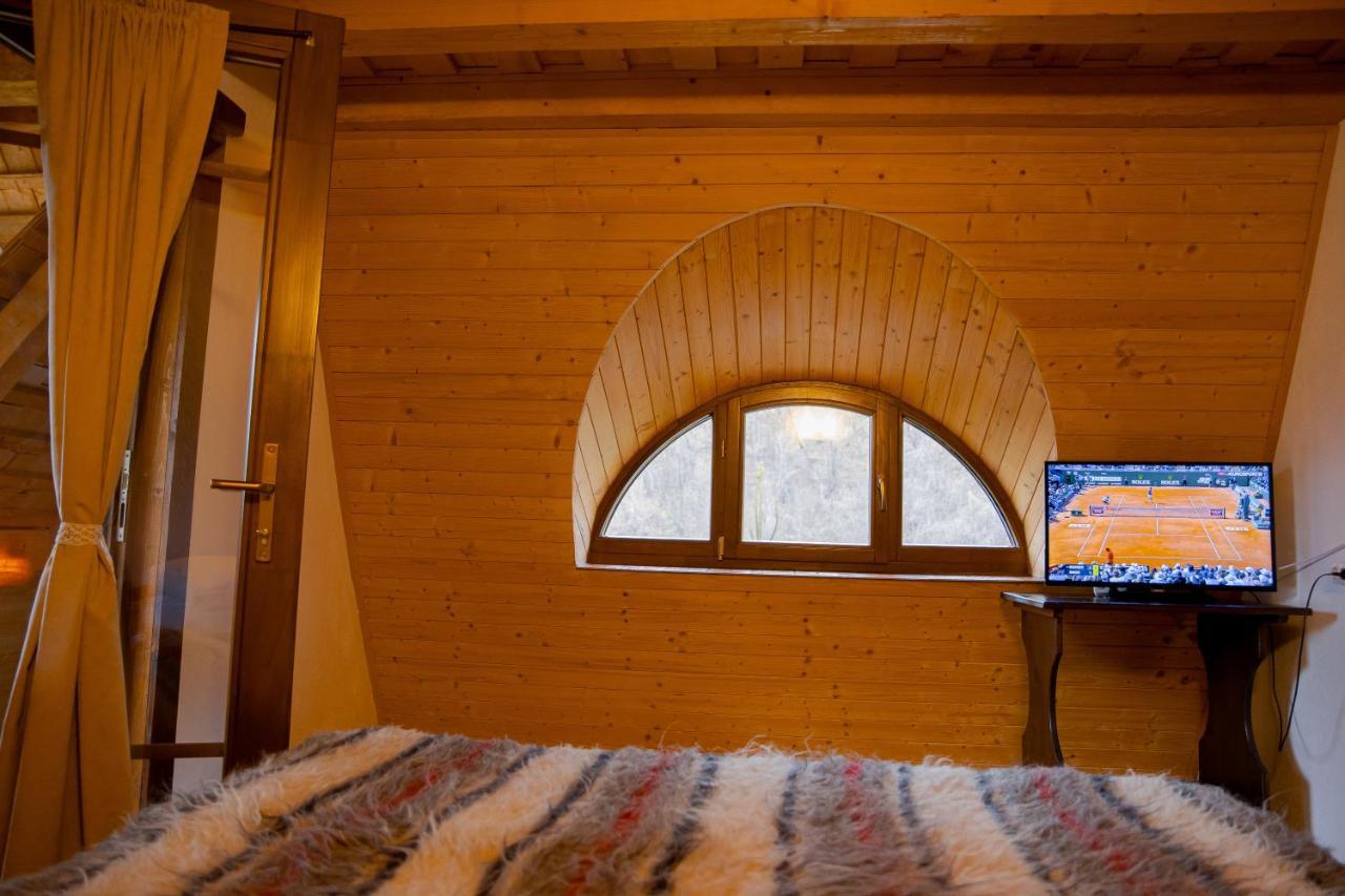 Conacul Drahneilor Hotel Ruscova Bagian luar foto
