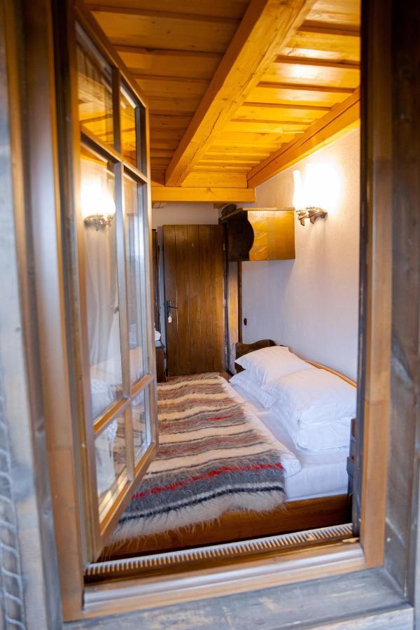 Conacul Drahneilor Hotel Ruscova Bagian luar foto