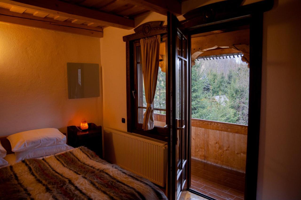 Conacul Drahneilor Hotel Ruscova Bagian luar foto