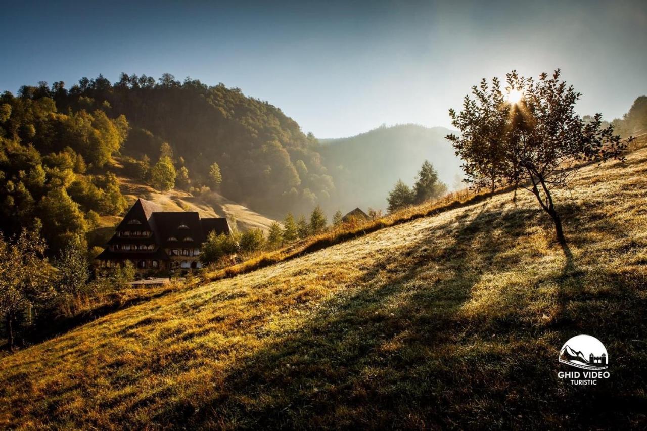 Conacul Drahneilor Hotel Ruscova Bagian luar foto