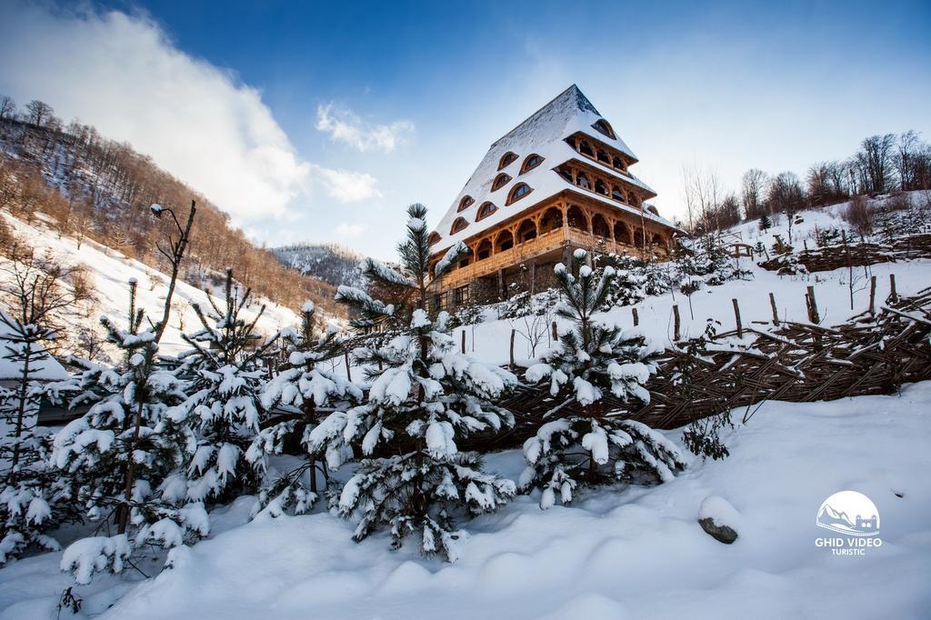 Conacul Drahneilor Hotel Ruscova Bagian luar foto