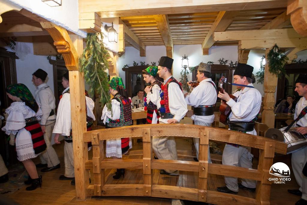 Conacul Drahneilor Hotel Ruscova Bagian luar foto