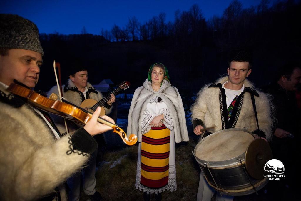 Conacul Drahneilor Hotel Ruscova Bagian luar foto