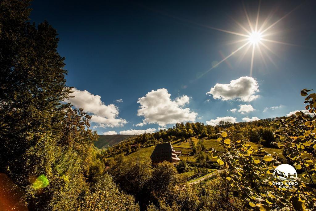 Conacul Drahneilor Hotel Ruscova Bagian luar foto