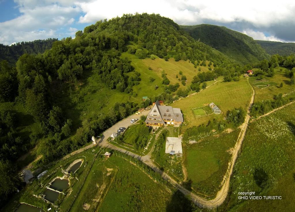 Conacul Drahneilor Hotel Ruscova Bagian luar foto