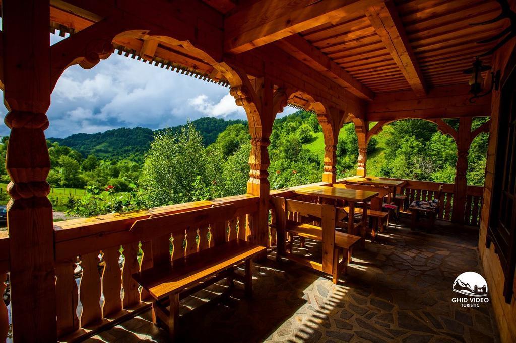 Conacul Drahneilor Hotel Ruscova Bagian luar foto