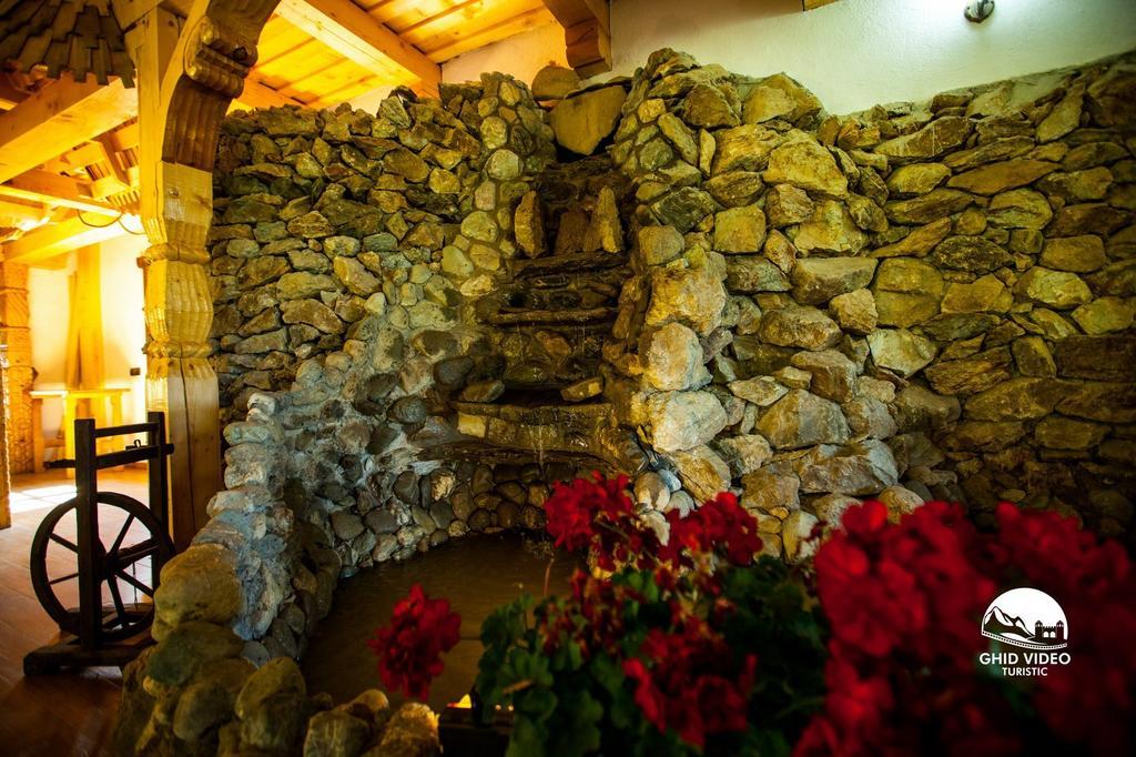 Conacul Drahneilor Hotel Ruscova Bagian luar foto