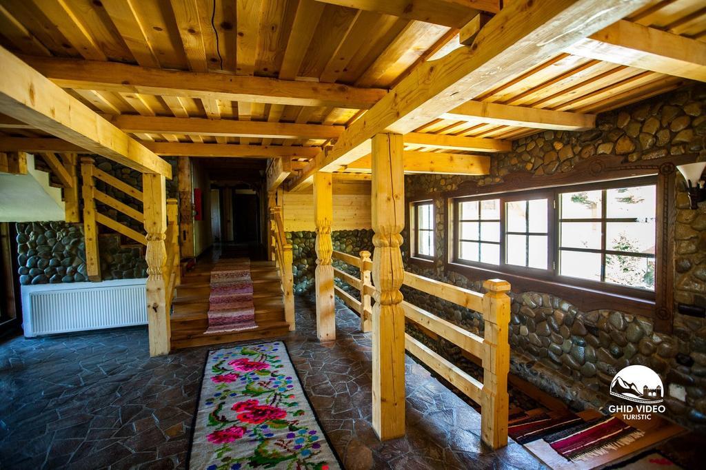 Conacul Drahneilor Hotel Ruscova Bagian luar foto